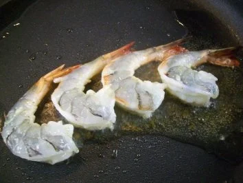 Jakobsmuschel im Vanilleduft & Black Tiger auf Chilipolenta an Bete-Schaum - Rezept - Bild Nr. 6