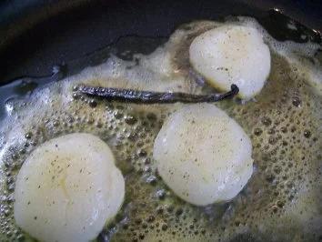 Jakobsmuschel im Vanilleduft & Black Tiger auf Chilipolenta an Bete-Schaum - Rezept - Bild Nr. 7