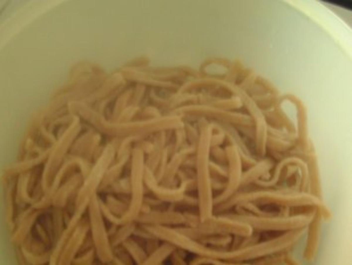 selbstgemachte Nudeln ohne Ei - Rezept mit Bild - kochbar.de
