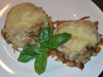 Rezept: Gratinierte Schweinemedaillons mit Pilzsauce auf Röstitaler Gratinierte Schweinemedaillons mit Pilzsauce auf Röstitaler - Rezept