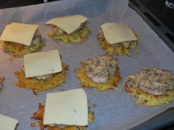 Rezept: Gratinierte Schweinemedaillons mit Pilzsauce auf Röstitaler Bild Nr. 5 Gratinierte Schweinemedaillons mit Pilzsauce auf Röstitaler - Rezept - Bild Nr. 5