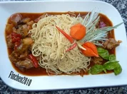 Süss-saure Chinapfanne mit Schweinefleisch und Gemüse an Mie-Nudeln - Rezept