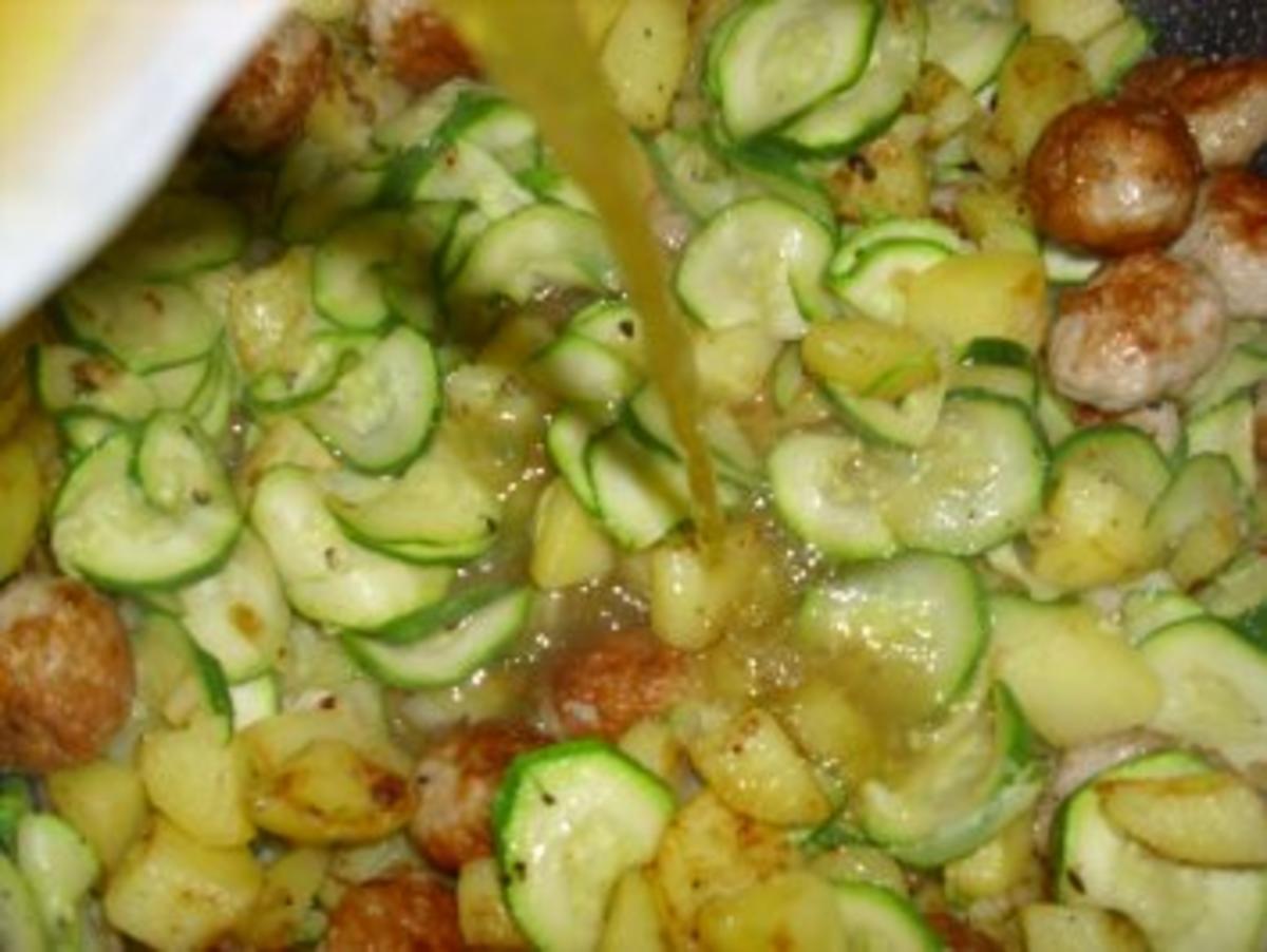 Zucchini-Pfanne mit Wurstklößchen - Rezept - Bild Nr. 9