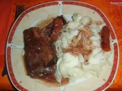 Rindsschmorbraten mit Essig und Rahm,  Nudeln und Salat - Rezept