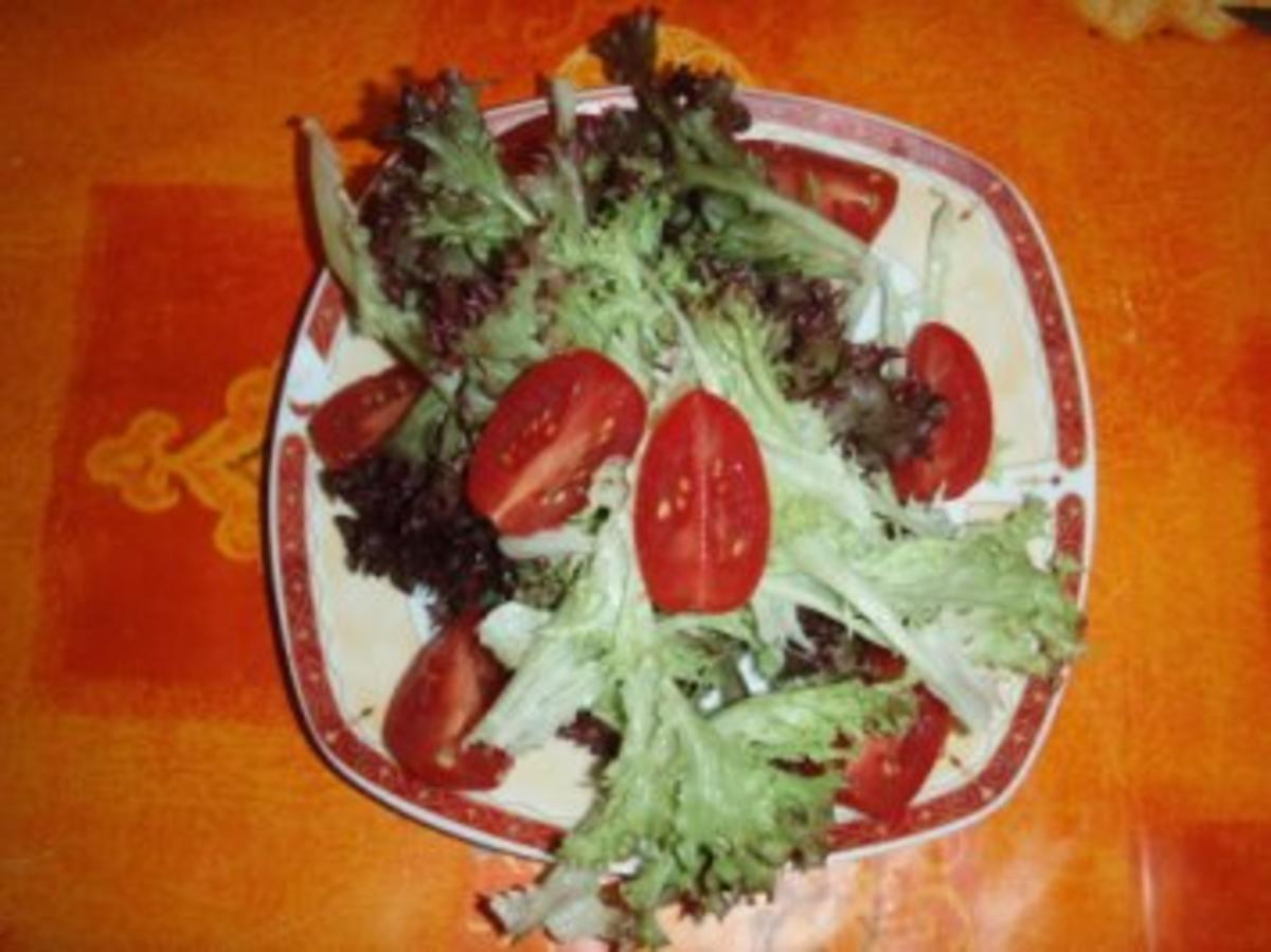 Rindsschmorbraten mit Essig und Rahm,  Nudeln und Salat - Rezept - Bild Nr. 2