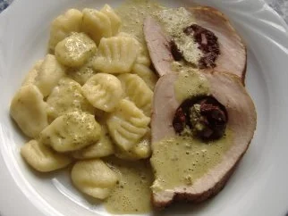 Rezept: Schweinerücken mit Blutwurstfüllung und Pestosauce Schweinerücken mit Blutwurstfüllung und Pestosauce - Rezept