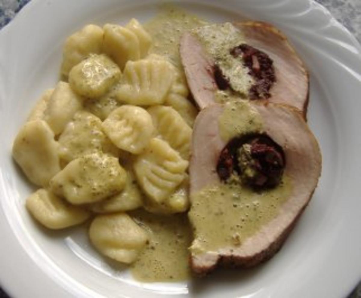 Schweinerücken mit Blutwurstfüllung und Pestosauce - Rezept - kochbar.de