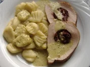 Rezept: Schweinerücken mit Blutwurstfüllung und Pestosauce Schweinerücken mit Blutwurstfüllung und Pestosauce - Rezept