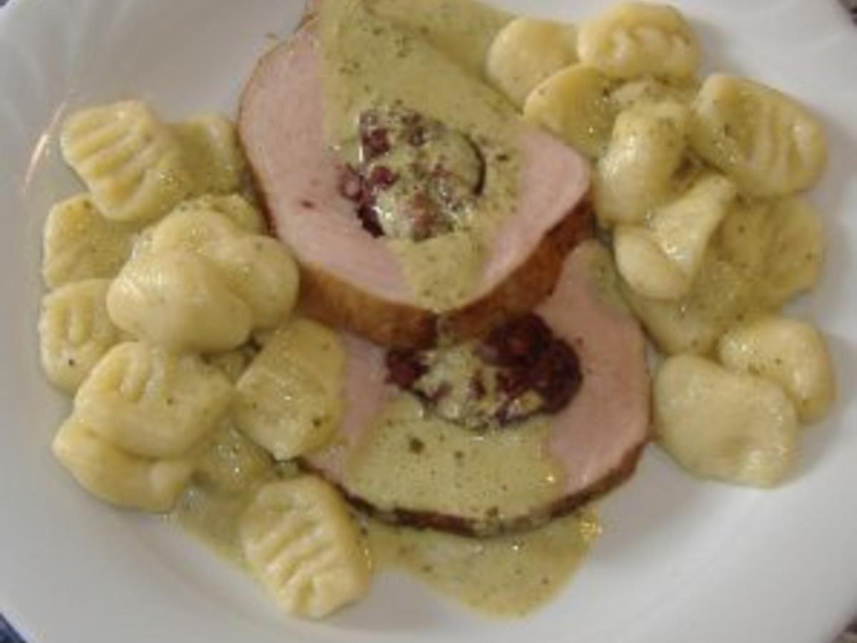 Schweinerücken mit Blutwurstfüllung und Pestosauce - einfach - von ...