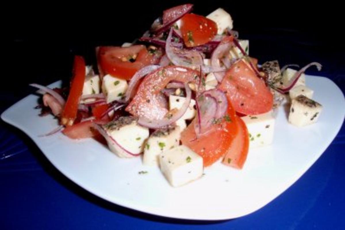 Herbstlicher Tomaten-Bergkäse-Salat - Rezept