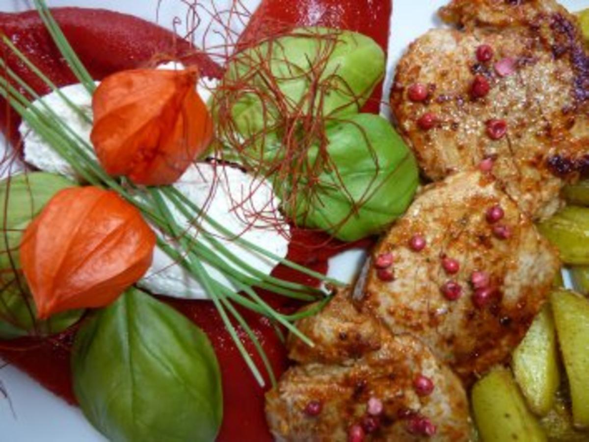 Rezept: Limetten-Kartoffeln an Schweinefilet mit Röstpaprika und Ziegenkäsenocken Bild Nr. 2 Limetten-Kartoffeln an Schweinefilet mit Röstpaprika und Ziegenkäsenocken - Rezept - Bild Nr. 2