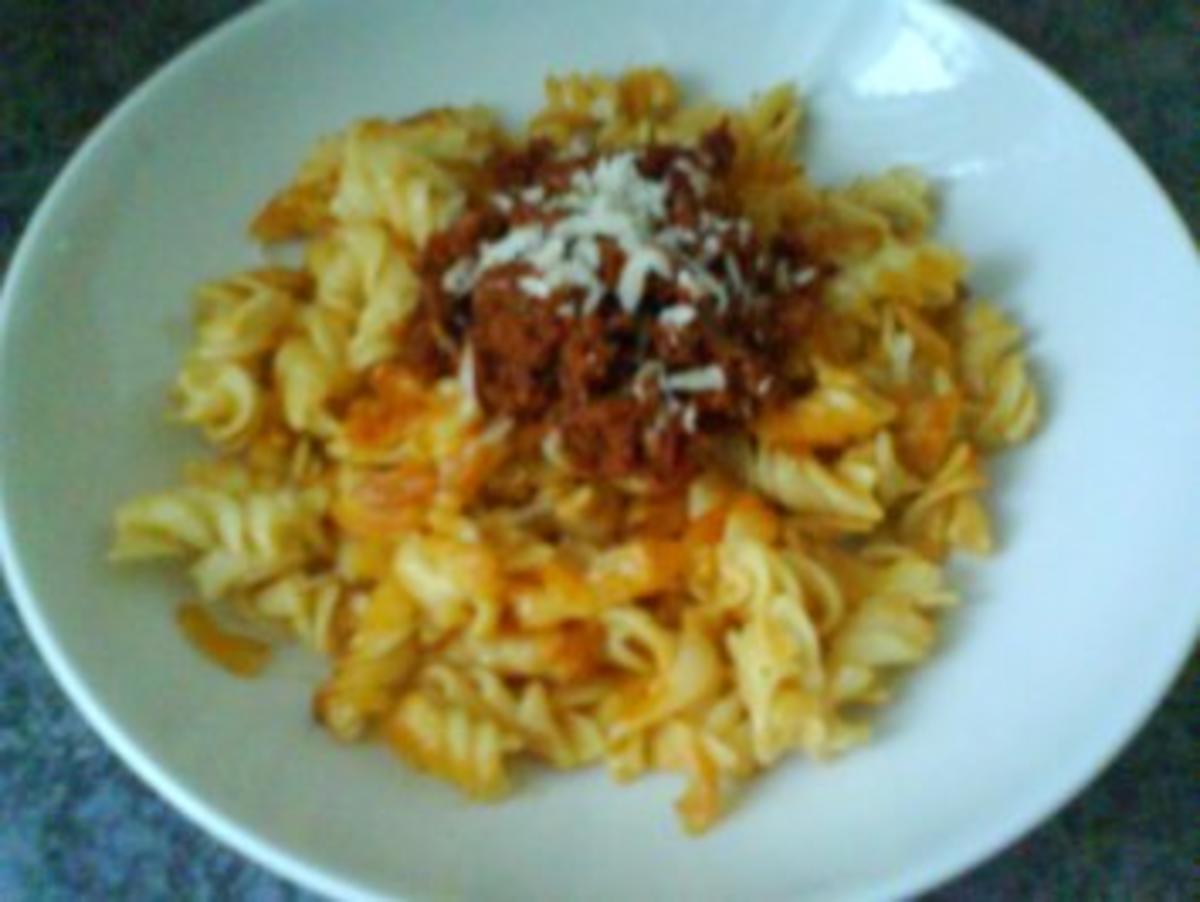 Tomatenpesto auf in Tomatenbutter geschwenkten Spirelli - Rezept mit ...