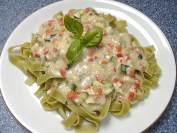 Rezept: Grüne Nudeln mit Gemüse-Käsesoße Grüne Nudeln mit Gemüse-Käsesoße - Rezept