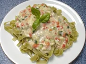 Grüne Nudeln mit Gemüse-Käsesoße - Rezept