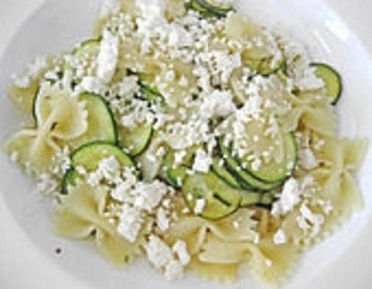 Zitronennudeln Mit Zucchini Und Feta Rezept Kochbar De