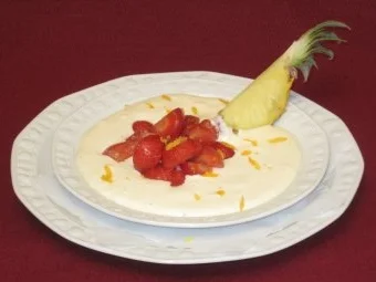 Mascarponecreme mit frischen Erdbeeren und einem essbaren Kölner Dom - Rezept