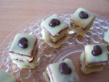 Rezept: Petit fours mit Holundergelee-Füllung Bild Nr. 6 Petit fours mit Holundergelee-Füllung - Rezept - Bild Nr. 6