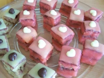 Rezept: Petit fours mit Holundergelee-Füllung Petit fours mit Holundergelee-Füllung - Rezept
