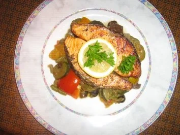 Rezept: Kräuterlachssteak auf mediteranem Gemüse Kräuterlachssteak auf mediteranem Gemüse - Rezept