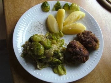 Rosenkohl-Blätter mit Nüssen und milder Kokos-Soße - Rezept