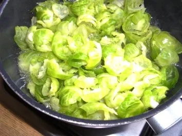 Rosenkohl-Blätter mit Nüssen und milder Kokos-Soße - Rezept - Bild Nr. 2