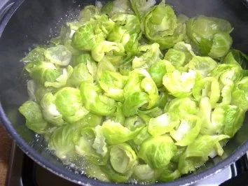 Rosenkohl-Blätter mit Nüssen und milder Kokos-Soße - Rezept - Bild Nr. 3