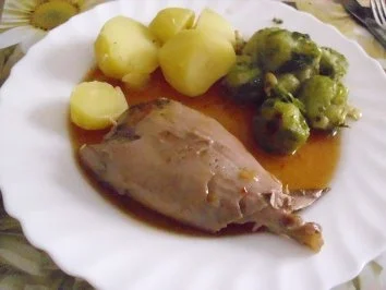 Putenunterkeulen - Rosenkohl gebraten mit Cashewnüsse - Salzkartoffeln - Rezept