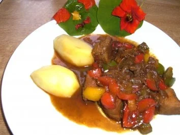 Rezept: Paprika - Schweine Gulasch mit Geheimniss Bild Nr. 2 Paprika - Schweine Gulasch mit Geheimniss - Rezept - Bild Nr. 2