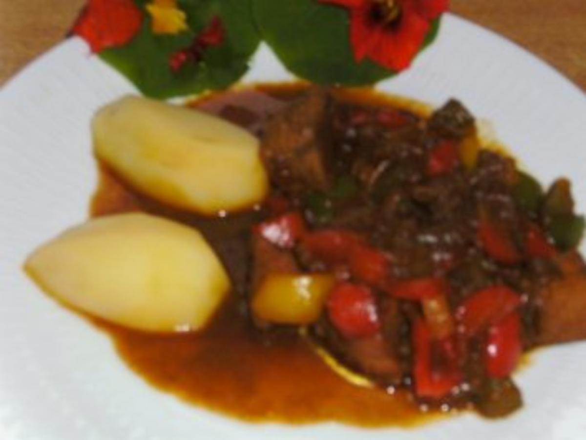Paprika Schweine Gulasch mit Geheimniss - einfach - 140 kcal/100g
