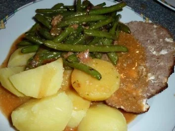 "Falscher Hase" mit Bohnengemüse und Salzkartoffeln - Rezept