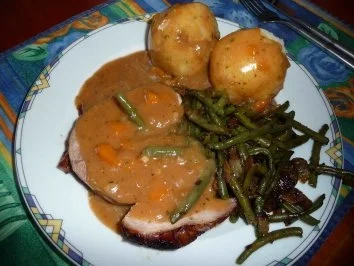 Rezept: Knofi-Rolle mit Bohnengemüse und Klöße Knofi-Rolle mit Bohnengemüse und Klöße - Rezept