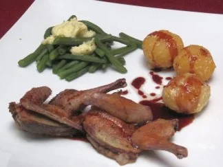 Täubchen mit grünen Bohnen, kräftig gewürzt - Rezept