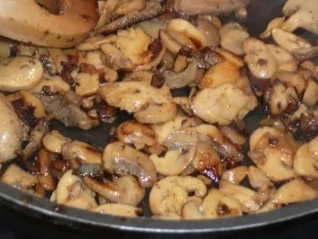 Geflügel: Putenschnitzel an gerösteten Spitzpaprika auf einem Champignonbett - Rezept - Bild Nr. 3