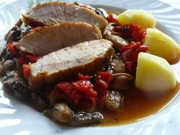 Geflügel: Putenschnitzel an gerösteten Spitzpaprika auf einem Champignonbett - Rezept