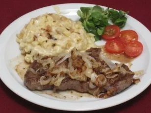 Zwiebelrostbraten mit echten Allgäuer Kässpatzen - Rezept