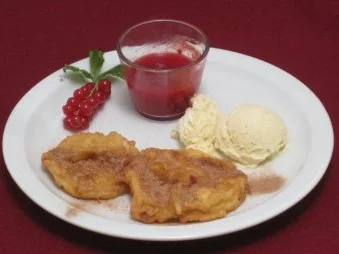 Apfelkiachle mit Johannisbeerkompott und Vanilleeis - Rezept