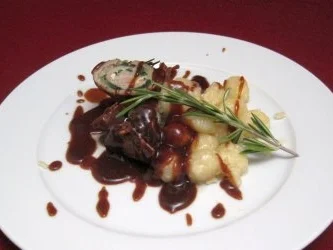 Involtini alla Toscana, gefüllt mit Spinat und Ricotta an Kartoffelgnocchi - Rezept