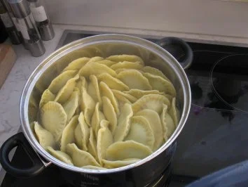 Selbstgemachte Ravioli mit 2 verschiedenen Füllungen und Tomatensauce - Rezept - Bild Nr. 7
