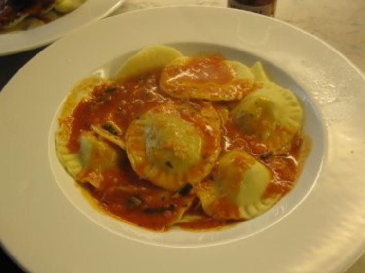 Selbstgemachte Ravioli mit 2 verschiedenen Füllungen und Tomatensauce ...