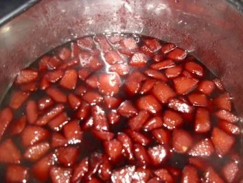 Rezept: Winterliches Holundergelee mit Birnenstückchen und Rotwein Bild Nr. 6 Winterliches Holundergelee mit Birnenstückchen und Rotwein - Rezept - Bild Nr. 6