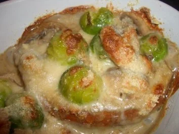 Überbackenes :  Gratiniertes Brötchen mit Pilzen und Rosenkohl - Rezept