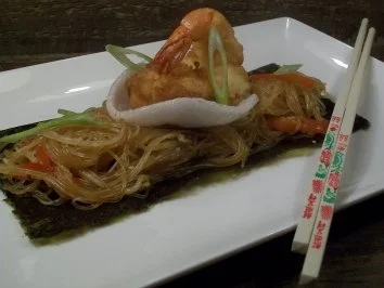 Garnele & Jakobsmuschel-Kokostempura auf Glasnudelsalat - Rezept