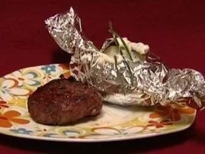 Rinderfilet vom Lavastein, dazu Folienkartoffeln mit Sauer-crème und Salat (Gaby Baginsky) - Rezept