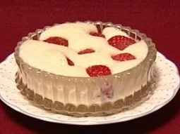 Eisgekühlte Vanillecrème mit frischen Erdbeeren (Gaby Baginsky) - Rezept