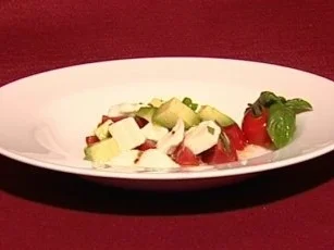 Rezept: Avocado-Tomatensalat mit Mozzarella (Hanna Bohnekamp) Avocado-Tomatensalat mit Mozzarella (Hanna Bohnekamp) - Rezept