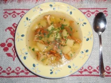 Erdäpfelsuppe mit Eierschwammerl - Rezept