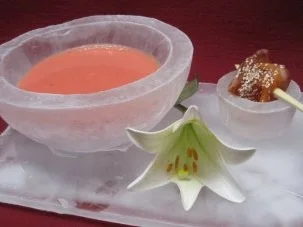 Geeiste Gazpacho von der Wassermelone mit Ingwer an Schwertfisch-Sashimi - Rezept