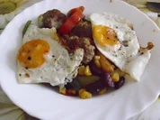 Mett-Gemüse-Pfanne mit Spiegelei - Rezept