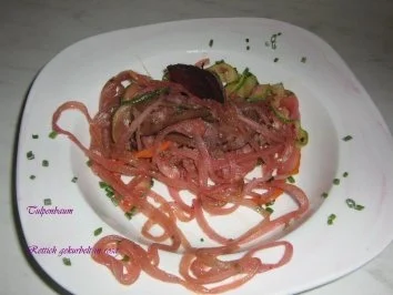 EIN WOK VOLLER ROSA GEMÜSE - Rezept