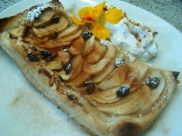 Rezept: Blätterteig mit Äpfeln und Amaretto-Zimtsahne Blätterteig mit Äpfeln und Amaretto-Zimtsahne - Rezept